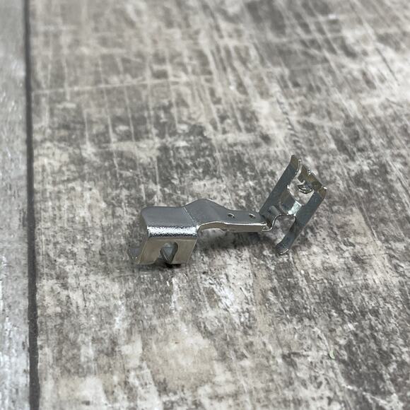 SINGER 600 Touch & Sew Sewing Machine 161167 Slant Shank Special Purpose Presser - Picture 2 of 3